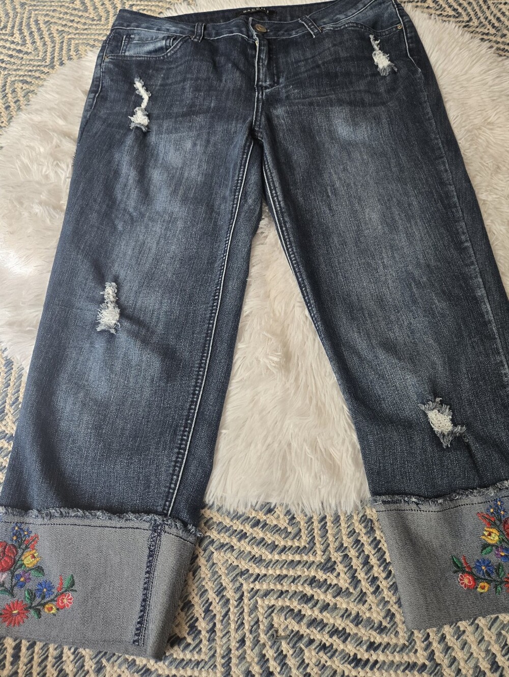 Baccini Dark Indigo Denim Cuffed Cropped Capri Jeans Floral Embroidery Size 12P